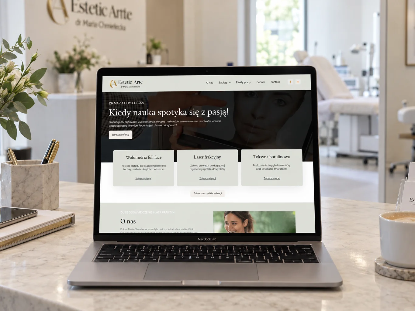 Strona Estetic Arte na laptopie