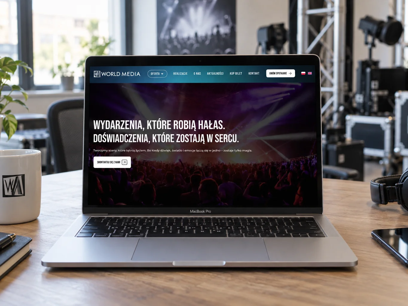 Strona World Media na laptopie