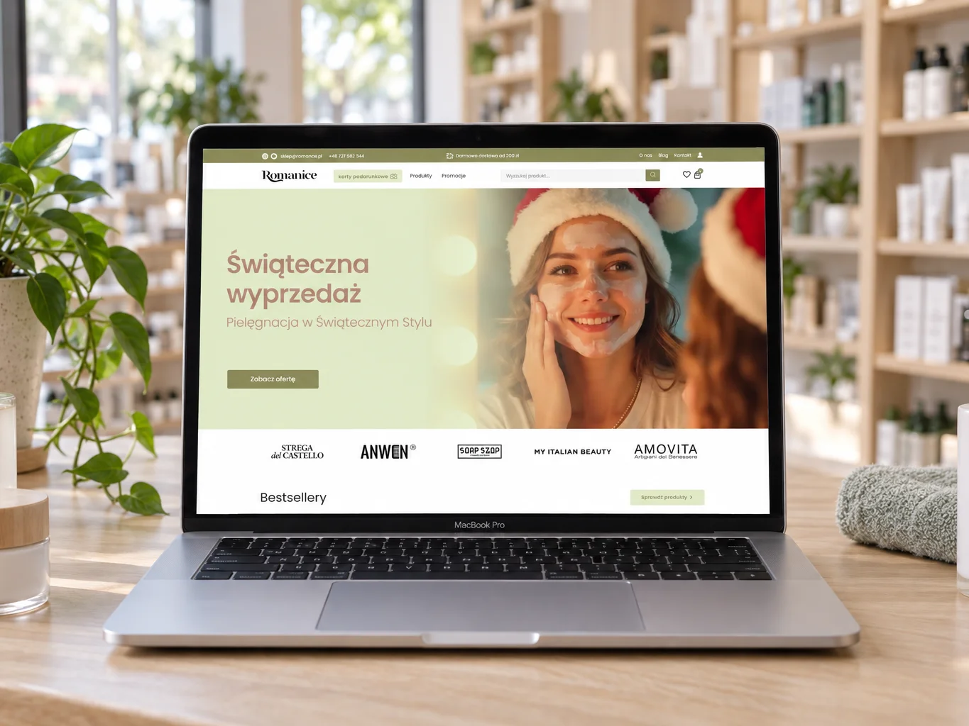 Sklep internetowy Romanice na laptopie w butiku z kosmetykami